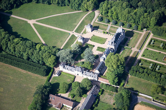 Huisseau-en-Beauce, Château du Plessis-Fortia sci im Bundesland Loir-et-Cher, Frankreich aus der Luft
