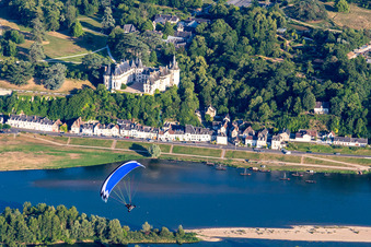 Burganlage des Schloß Chaumont - Château de Chaumont an der Loire in Chaumont-sur-Loire in Centre-Val de Loire. Im Vordergrund ein Paraglider im Bundesland Loir-et-Cher, Frankreich