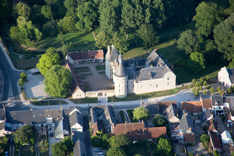 Schrägluftbild von Fougères-sur-Bièvre im Bundesland Loir-et-Cher, Frankreich