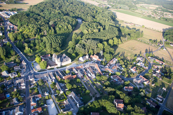 Gebäudekomplex im Schloßpark von Schloß Chateau de Fougères-sur-Bièvre im Bundesland Loir-et-Cher, Frankreich