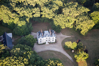Luftbild von Gebäudekomplex im Schloßpark von Schloß Chateau de Fougères-sur-Bièvre im Bundesland Loir-et-Cher, Frankreich