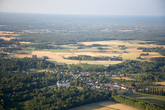 Luftbild von Burganlage des Schloß Cheverny - Château de Cheverny in Cheverny in Centre-Val de Loire im Bundesland Loir-et-Cher, Frankreich
