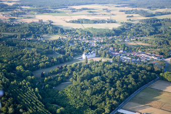Luftaufnahme von Burganlage des Schloß Cheverny - Château de Cheverny in Cheverny in Centre-Val de Loire im Bundesland Loir-et-Cher, Frankreich