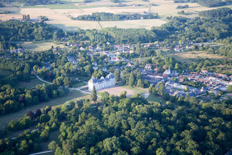 Schrägluftbild von Burganlage des Schloß Cheverny - Château de Cheverny in Cheverny in Centre-Val de Loire im Bundesland Loir-et-Cher, Frankreich