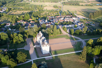 Burganlage des Schloß Cheverny - Château de Cheverny in Cheverny in Centre-Val de Loire im Bundesland Loir-et-Cher, Frankreich aus der Luft betrachtet