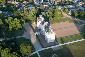 Drohnenaufname von Burganlage des Schloß Cheverny - Château de Cheverny in Cheverny in Centre-Val de Loire im Bundesland Loir-et-Cher, Frankreich