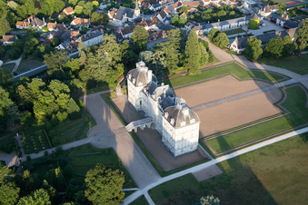 Drohnenbild von Burganlage des Schloß Cheverny - Château de Cheverny in Cheverny in Centre-Val de Loire im Bundesland Loir-et-Cher, Frankreich