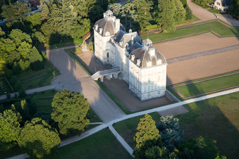 Burganlage des Schloß Cheverny - Château de Cheverny in Cheverny in Centre-Val de Loire im Bundesland Loir-et-Cher, Frankreich aus der Drohnenperspektive