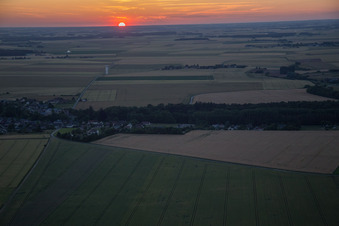 Sonnenuntergang über der Landschaft des Loire-Tals in Landes-le-Gaulois in Centre-Val de Loire im Bundesland Loir-et-Cher, Frankreich
