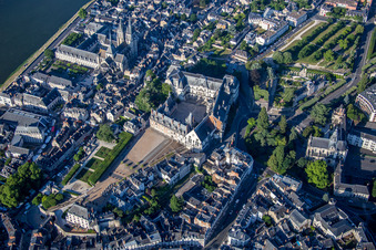 Burganlage des Schloß Blois - Château Royal de Blois und das Kunstmuseum Musée des Beaux-Arts in Blois in Centre-Val de Loire im Bundesland Loir-et-Cher, Frankreich