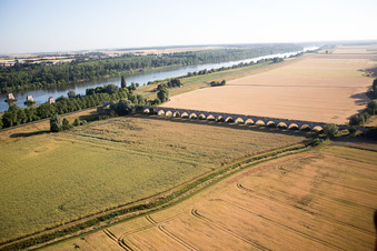 Luftaufnahme von Viadukt bei Vineuil/Loire (F-Centre) im Bundesland Loir-et-Cher, Frankreich
