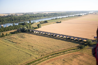 Schrägluftbild von Viadukt bei Vineuil/Loire (F-Centre) im Bundesland Loir-et-Cher, Frankreich