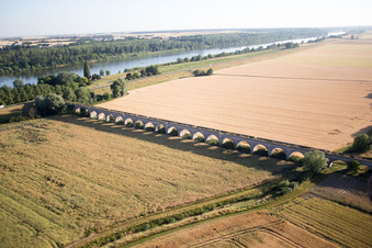 Viadukt bei Vineuil/Loire (F-Centre) im Bundesland Loir-et-Cher, Frankreich von oben
