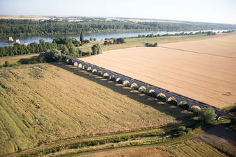 Viadukt bei Vineuil/Loire (F-Centre) im Bundesland Loir-et-Cher, Frankreich aus der Luft