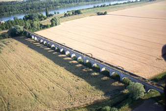Viadukt bei Vineuil/Loire (F-Centre) im Bundesland Loir-et-Cher, Frankreich vom Flugzeug aus