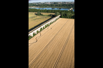 Viadukt bei Vineuil/Loire (F-Centre) im Bundesland Loir-et-Cher, Frankreich aus der Drohnenperspektive