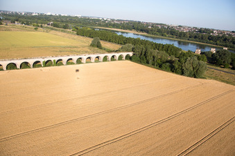 Viadukt bei Vineuil/Loire (F-Centre) im Bundesland Loir-et-Cher, Frankreich von einer Drohne aus