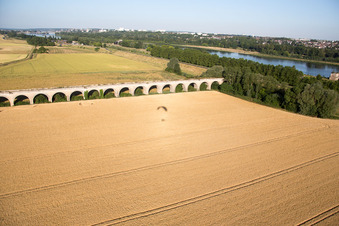Viadukt bei Vineuil/Loire (F-Centre) im Bundesland Loir-et-Cher, Frankreich von der Drohne aus gesehen