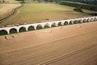 Schrägluftbild von Viadukt bei Vineuil/Loire (F-Centre) im Bundesland Loir-et-Cher, Frankreich