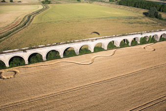 Viadukt bei Vineuil/Loire (F-Centre) im Bundesland Loir-et-Cher, Frankreich von oben