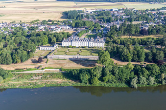 Gebäudekomplex im Schloßpark von Schloß Château de Menars an der Loire in Menars in Centre-Val de Loire im Bundesland Loir-et-Cher, Frankreich