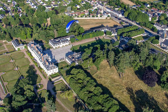 Gebäudekomplex im Schloßpark von Pompadour Palace Foundation in Menars in Centre-Val de Loire im Bundesland Loir-et-Cher, Frankreich