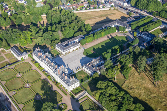 Luftbild von Gebäudekomplex im Schloßpark von Pompadour Palace Foundation in Menars in Centre-Val de Loire im Bundesland Loir-et-Cher, Frankreich