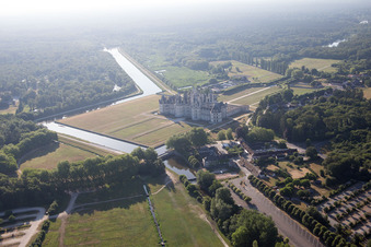 Schrägluftbild von Chambord im Bundesland Loir-et-Cher, Frankreich