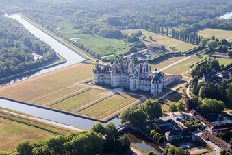 Chambord im Bundesland Loir-et-Cher, Frankreich von oben