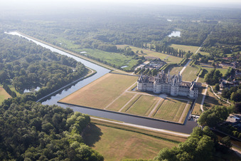 Chambord im Bundesland Loir-et-Cher, Frankreich aus der Luft