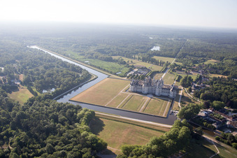 Chambord im Bundesland Loir-et-Cher, Frankreich von oben gesehen