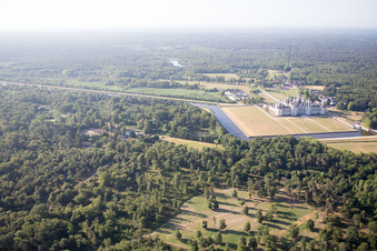 Chambord im Bundesland Loir-et-Cher, Frankreich vom Flugzeug aus