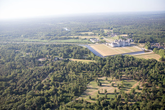 Chambord im Bundesland Loir-et-Cher, Frankreich aus der Vogelperspektive