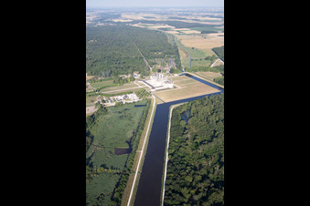 Chambord im Bundesland Loir-et-Cher, Frankreich von der Drohne aus gesehen