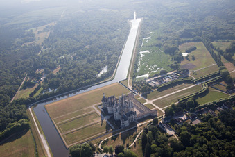 Chambord im Bundesland Loir-et-Cher, Frankreich von oben gesehen