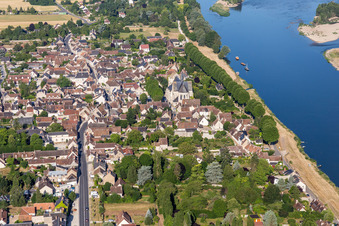 Luftbild von Dorfkern an den Fluß- Uferbereichen der Loire in Saint-Dye-sur-Loire in Centre-Val de Loire in Saint-Dyé-sur-Loire im Bundesland Loir-et-Cher, Frankreich