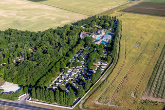Anlage des Ferienparks Camping Capfun Château de la Grenouillere und Parc de la Grenouillère in Suèvres im Bundesland Loir-et-Cher, Frankreich