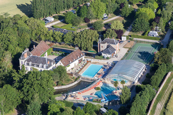 Luftbild von Anlage des Ferienparks Camping Capfun Château de la Grenouillere und Parc de la Grenouillère in Suèvres im Bundesland Loir-et-Cher, Frankreich