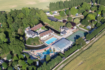 Luftaufnahme von Anlage des Ferienparks Camping Capfun Château de la Grenouillere und Parc de la Grenouillère in Suèvres im Bundesland Loir-et-Cher, Frankreich