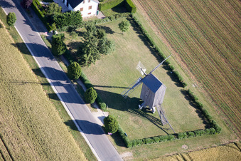 Historische Windmühle am Gehöft eines Bauernhofes am Rand von bestellten Feldern in Talcy in Centre-Val de Loire im Bundesland Loir-et-Cher, Frankreich