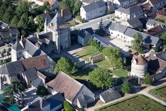 Schrägluftbild von Gebäudekomplex im Schloßpark von Schloß Talcy in Talcy in Centre-Val de Loire im Bundesland Loir-et-Cher, Frankreich