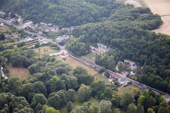 Luftbild von Heißluftballon Start vor dem Château de Perreux in Nazelles-Negron in Centre-Val de Loire in Nazelles-Négron im Bundesland Indre-et-Loire, Frankreich