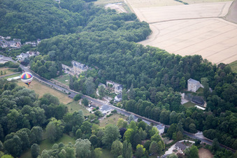 Luftaufnahme von Heißluftballon Start vor dem Château de Perreux in Nazelles-Negron in Centre-Val de Loire in Nazelles-Négron im Bundesland Indre-et-Loire, Frankreich
