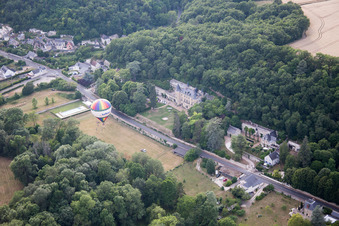 Schrägluftbild von Heißluftballon Start vor dem Château de Perreux in Nazelles-Negron in Centre-Val de Loire in Nazelles-Négron im Bundesland Indre-et-Loire, Frankreich