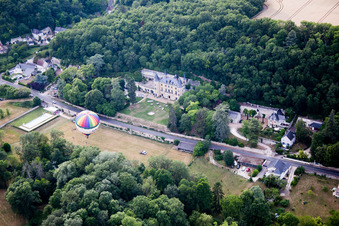 Heißluftballon Start vor dem Château de Perreux in Nazelles-Negron in Centre-Val de Loire in Nazelles-Négron im Bundesland Indre-et-Loire, Frankreich von oben