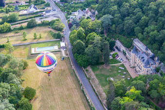 Luftbild von Heißluftballon Start am Château de Perreux in Fahrt über dem Luftraum in Nazelles-Négron in Centre-Val de Loire im Bundesland Indre-et-Loire, Frankreich