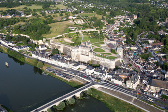 Drohnenbild von Nazelles-Négron im Bundesland Indre-et-Loire, Frankreich