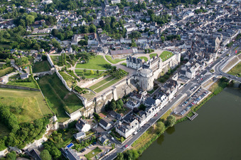 Luftbild von Burganlage des Schloß Chateau Royal d'Amboise in Amboise in Centre-Val de Loire im Bundesland Indre-et-Loire, Frankreich
