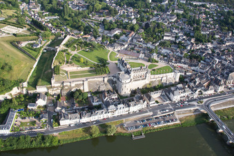 Luftaufnahme von Burganlage des Schloß Chateau Royal d'Amboise in Amboise in Centre-Val de Loire im Bundesland Indre-et-Loire, Frankreich
