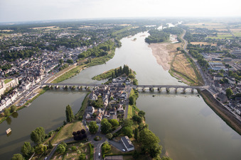 Amboise im Bundesland Indre-et-Loire, Frankreich aus der Drohnenperspektive